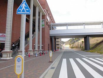 立体駐車場の入り口は、駅東口（和歌山大学側）のマックスバリュの並びにございます。
